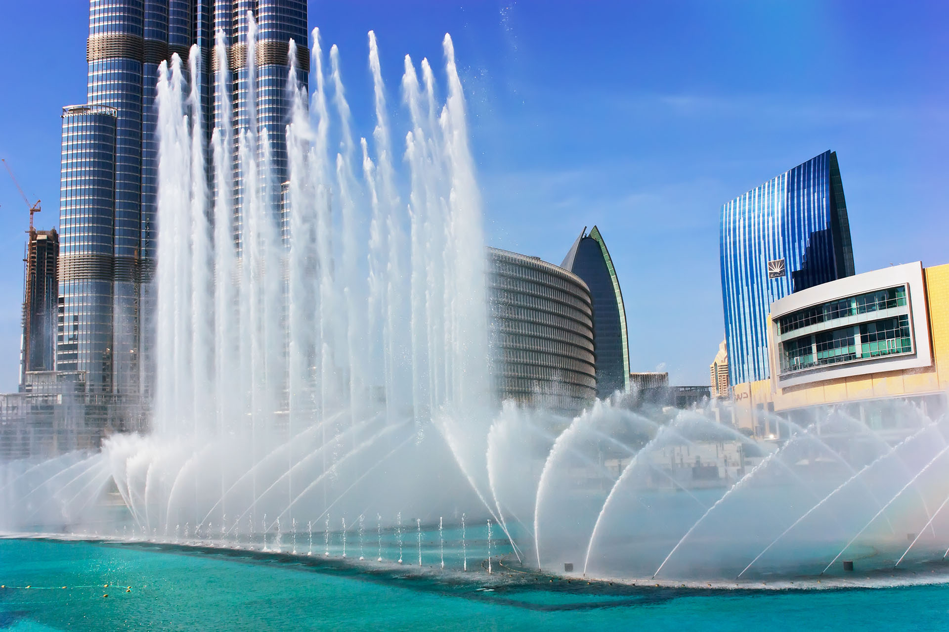 Дубайские фонтаны. Поющие фонтаны Бурдж Халифа. Дубай Бурдж Халифа Поющие фонтаны. Дубай Молл фонтан Бурдж Халифа. Фонтаны около Бурдж Халифа.